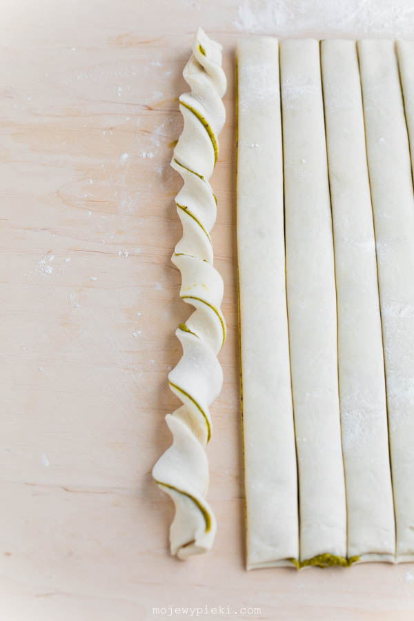 Pistachio puff pastry rolls