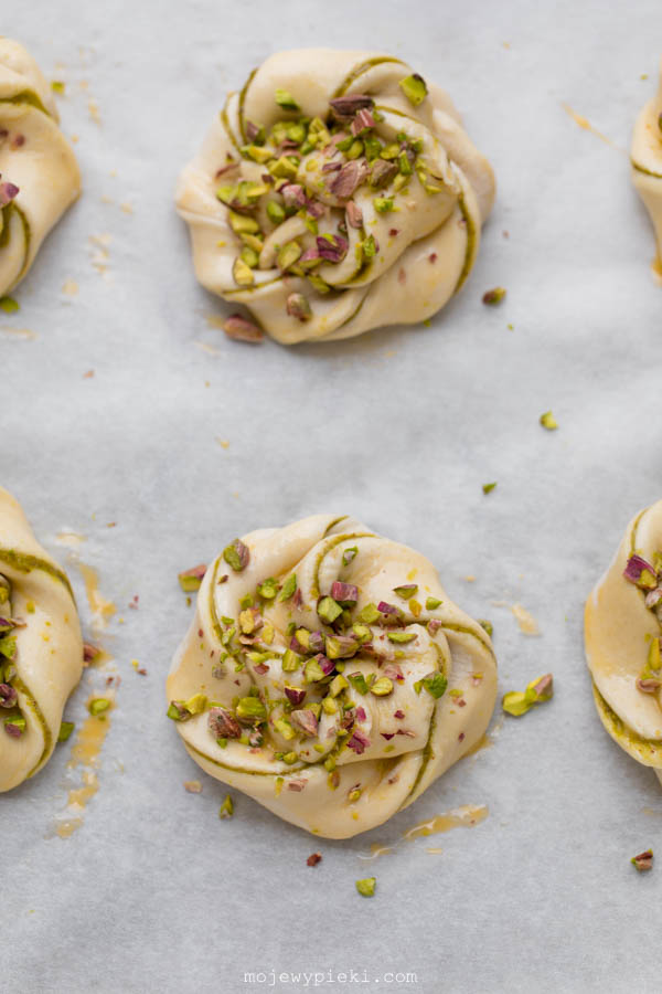 Pistachio puff pastry rolls