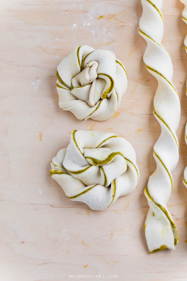 Pistachio puff pastry rolls