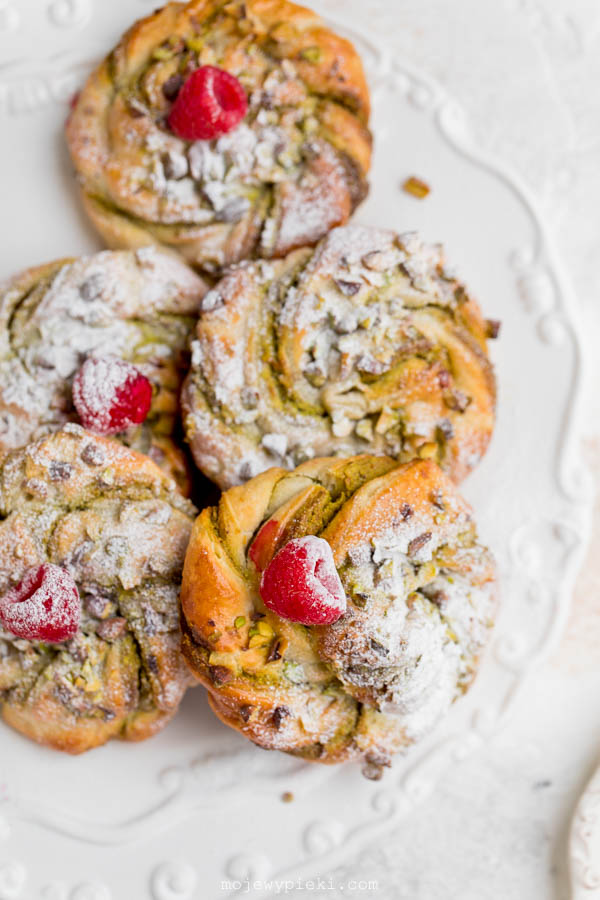 Pistachio puff pastry rolls