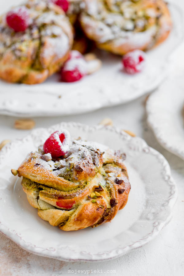 Pistachio puff pastry rolls