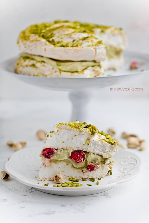 Pistachio meringue cake