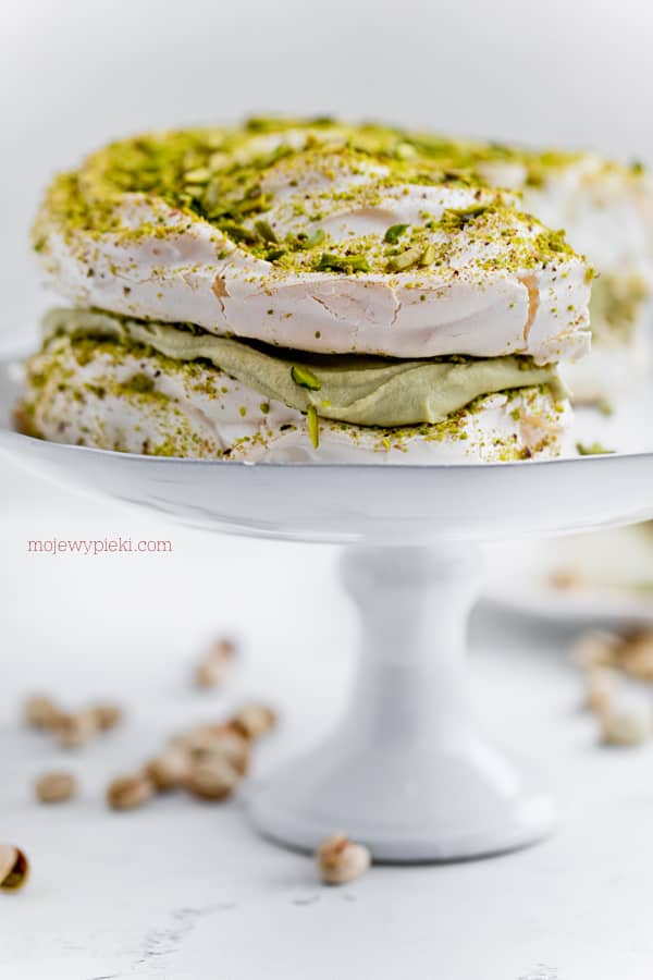 Pistachio meringue cake