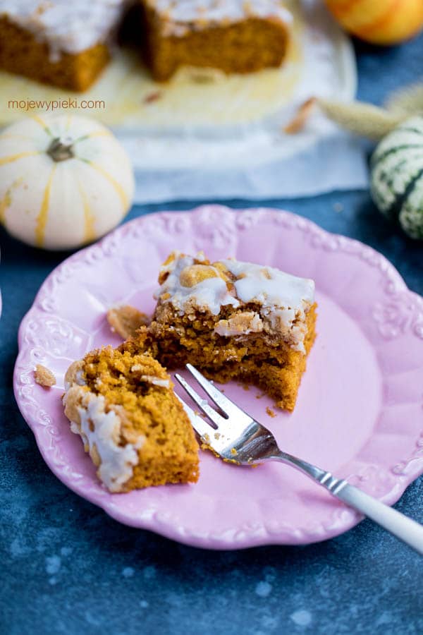 Simple pumpkin cake with streusel and icing