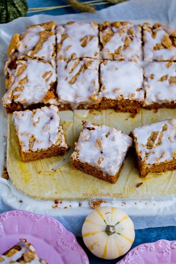 Simple pumpkin cake with streusel and icing