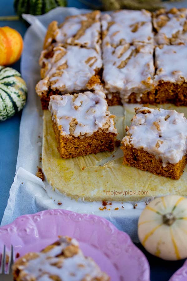 Simple pumpkin cake with streusel and icing