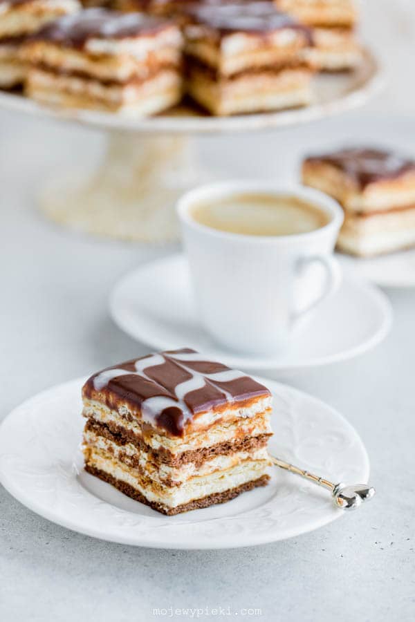 No-bake cream and caramel biscuit cake