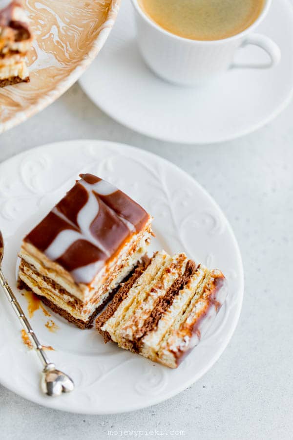 No-bake cream and caramel biscuit cake