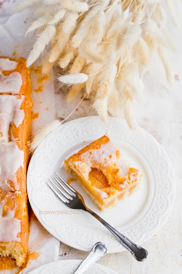 Quince cake with amaretto icing