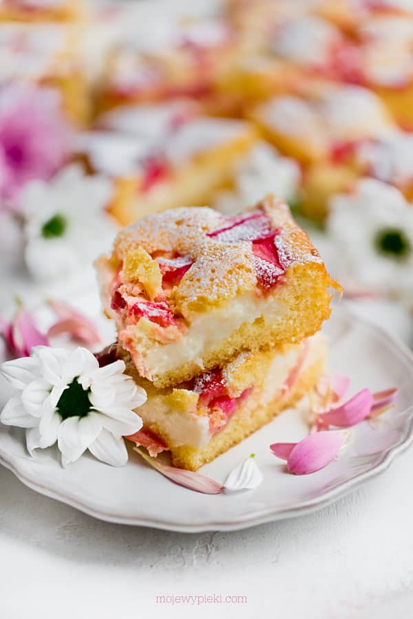 Fluffy rhubarb and custard cake