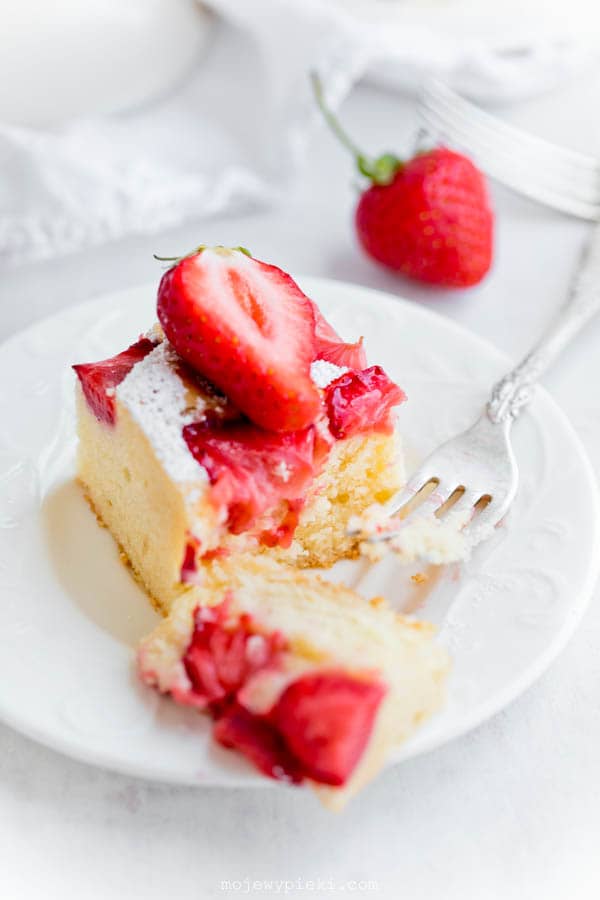Fluffy strawberry cake