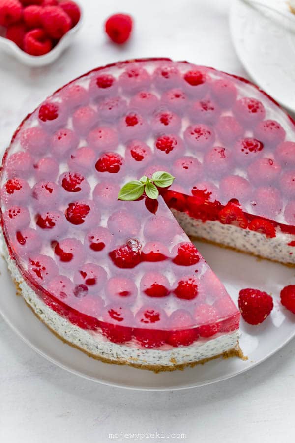 No-bake chia cheesecake with raspberries