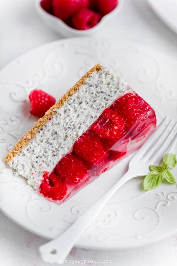 No-bake chia cheesecake with raspberries