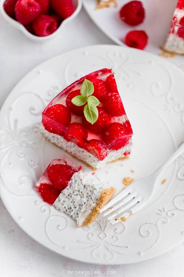 No-bake chia cheesecake with raspberries