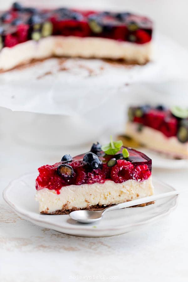 Cooked cheesecake with berries and jelly