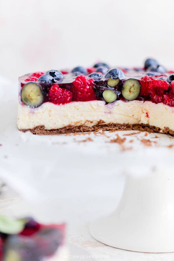 Cooked cheesecake with berries and jelly