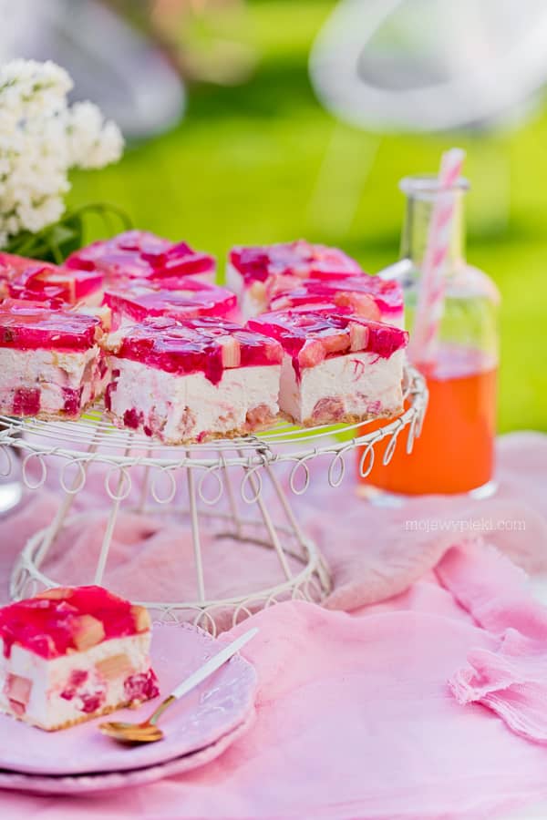 No-bake rhubarb cheesecake