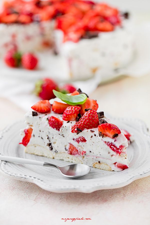 No-bake stracciatella cheesecake with strawberries