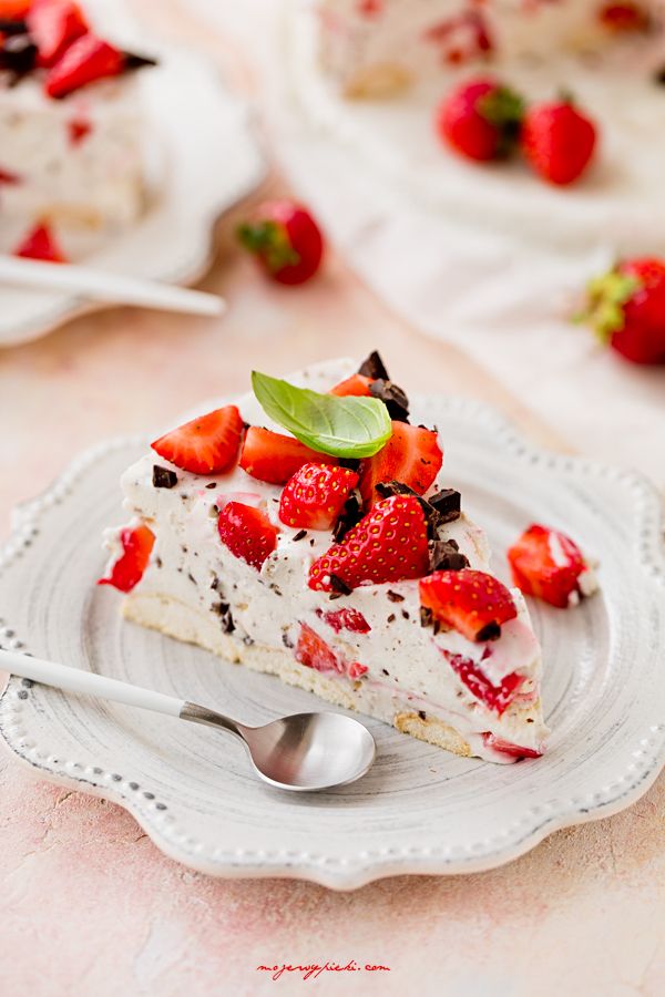 No-bake stracciatella cheesecake with strawberries
