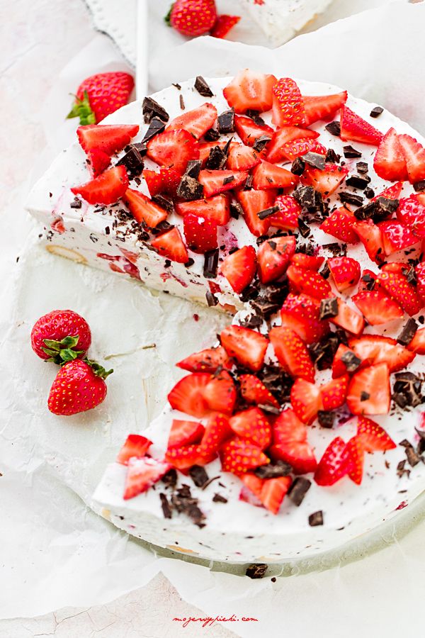 No-bake stracciatella cheesecake with strawberries
