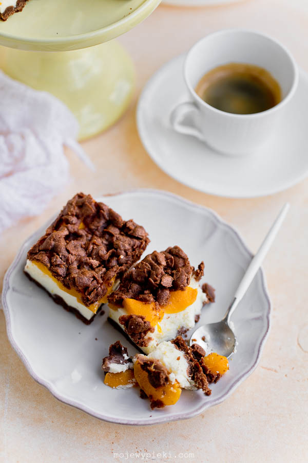 Peach cheesecake with chocolate shortcrust pastry
