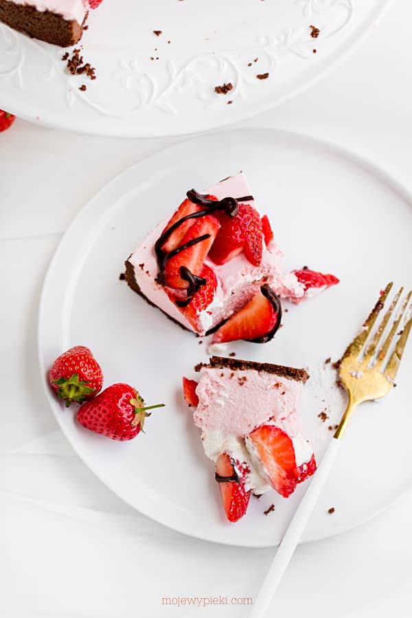 Strawberry and chocolate no-bake cheesecake