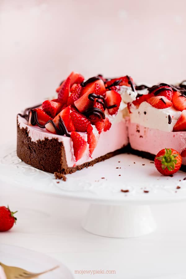 Strawberry and chocolate no-bake cheesecake