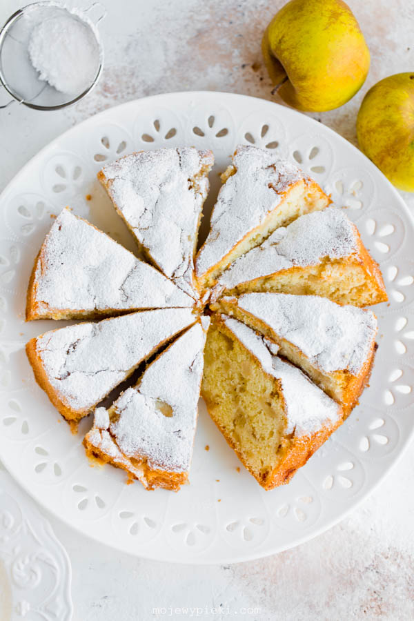 Old-fashioned apple cake