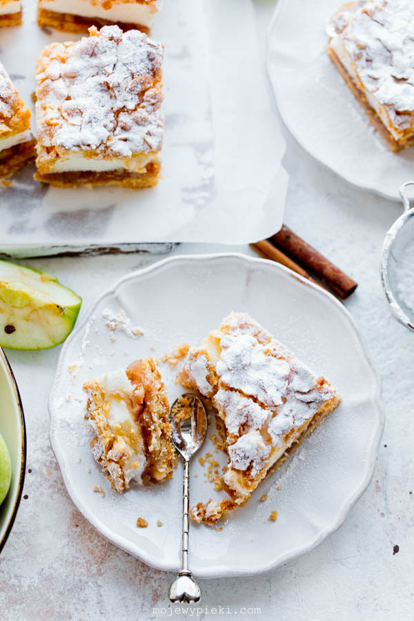Polish apple pie with meringue topping