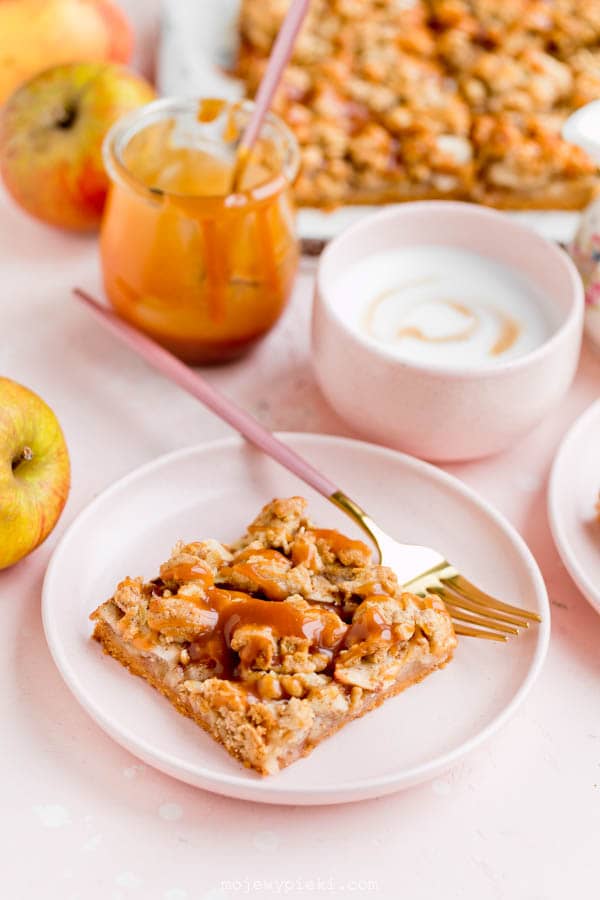 Apple crumble slice with caramel sauce