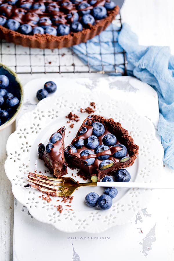 No-bake chocolate tart with blueberries
