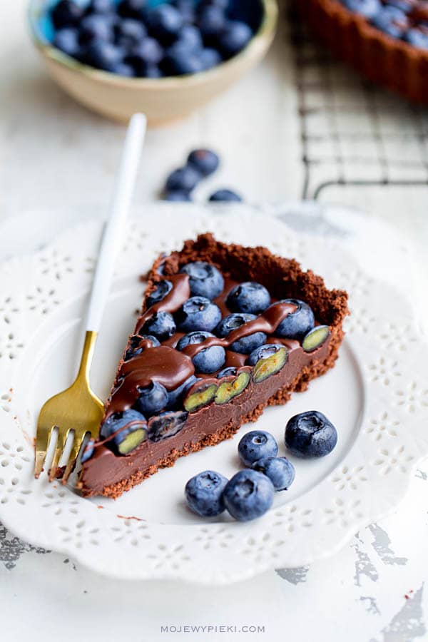 No-bake chocolate tart with blueberries