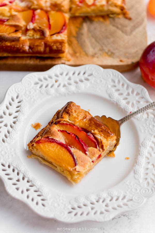 Puff pastry tart with frangipane and plums