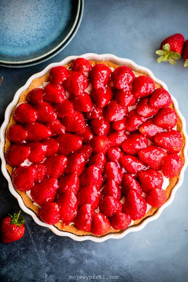 Stracciatella tart with strawberries
