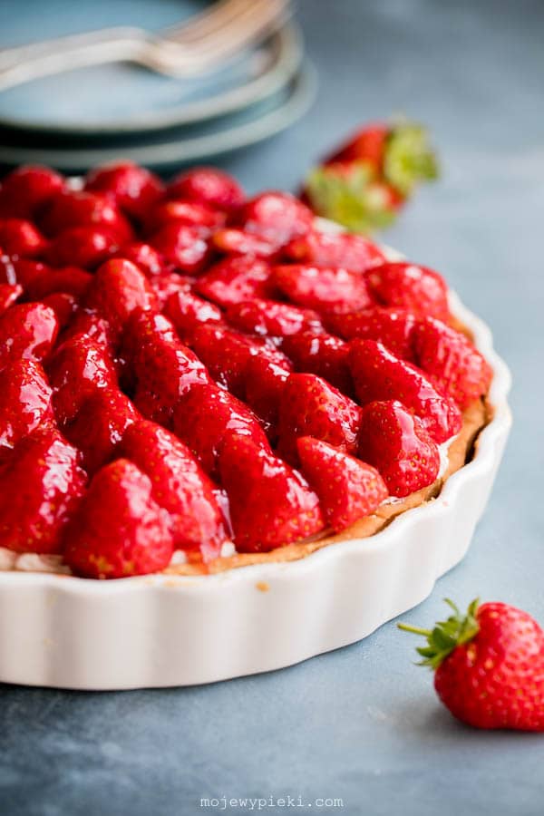 Stracciatella tart with strawberries