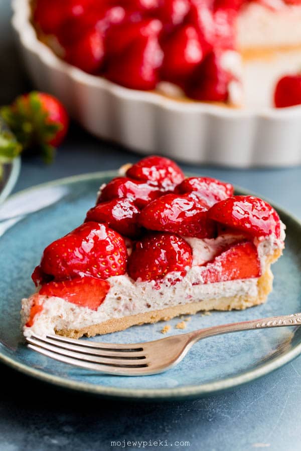 Stracciatella tart with strawberries