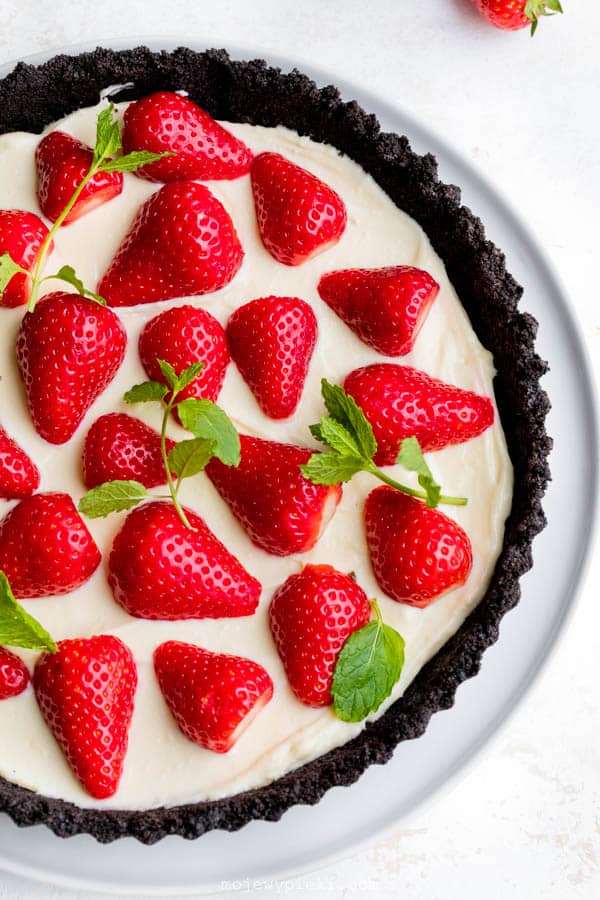 No-bake white chocolate and strawberry tart