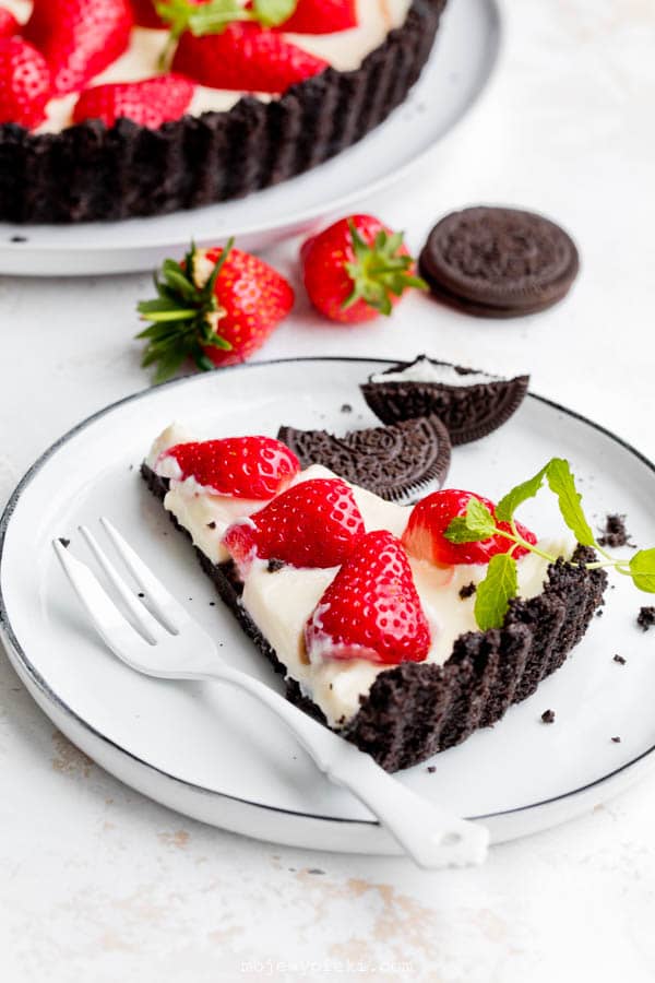 No-bake white chocolate and strawberry tart