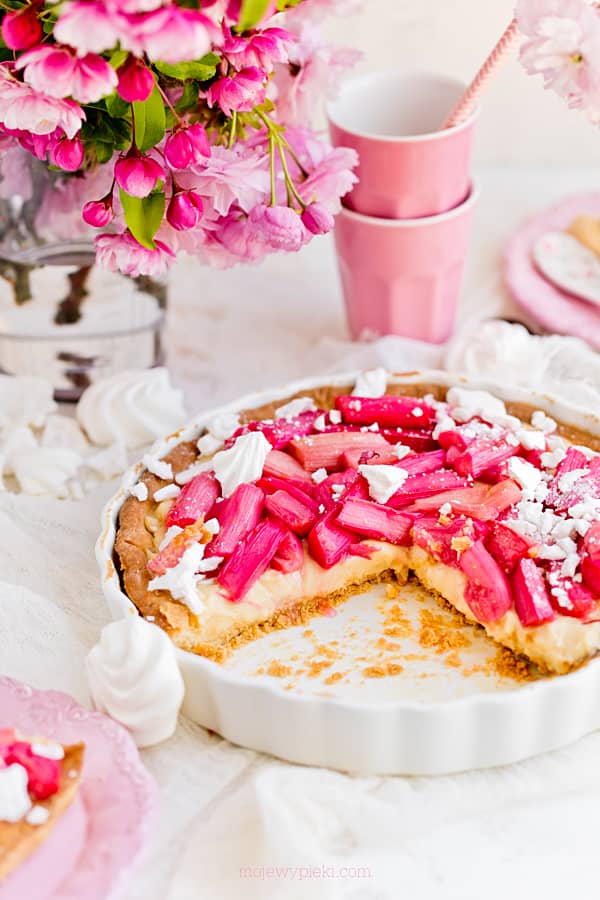 Rhubarb tart with crème pâtissière