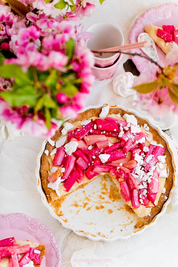 Rhubarb tart with crème pâtissière