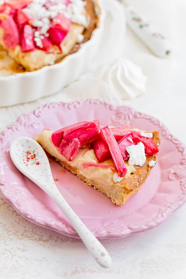 Rhubarb tart with crème pâtissière