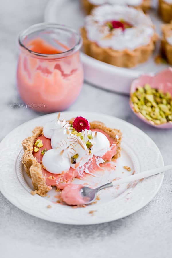 Rhubarb tartlets with Italian meringue