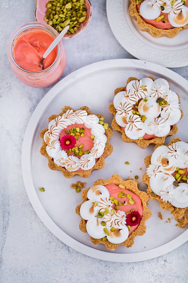 Rhubarb tartlets with Italian meringue