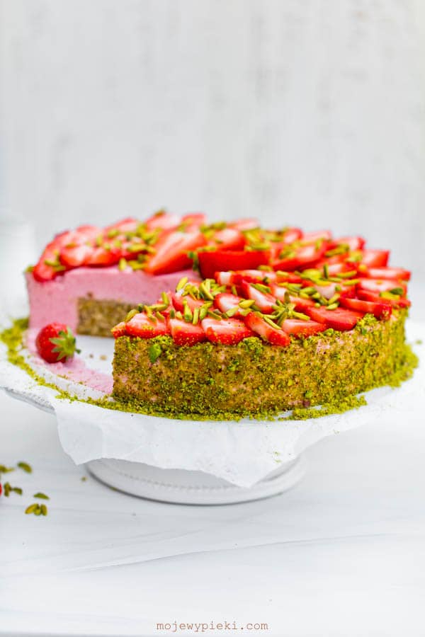 Pistachio cake with strawberry mousse