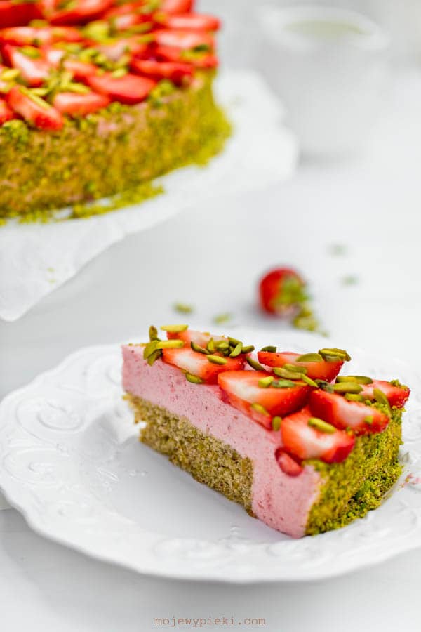 Pistachio cake with strawberry mousse