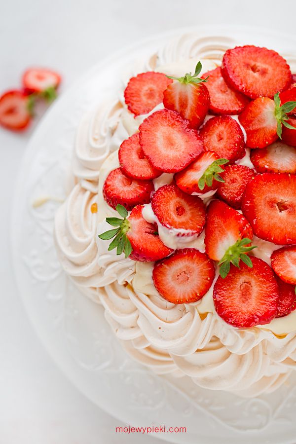 Meringue cake with custard and strawberries