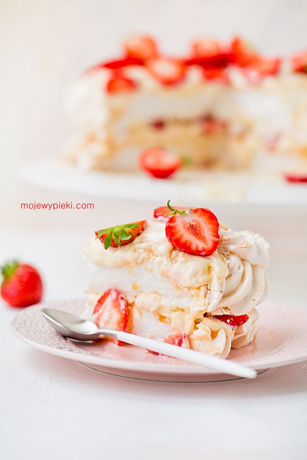 Meringue cake with custard and strawberries