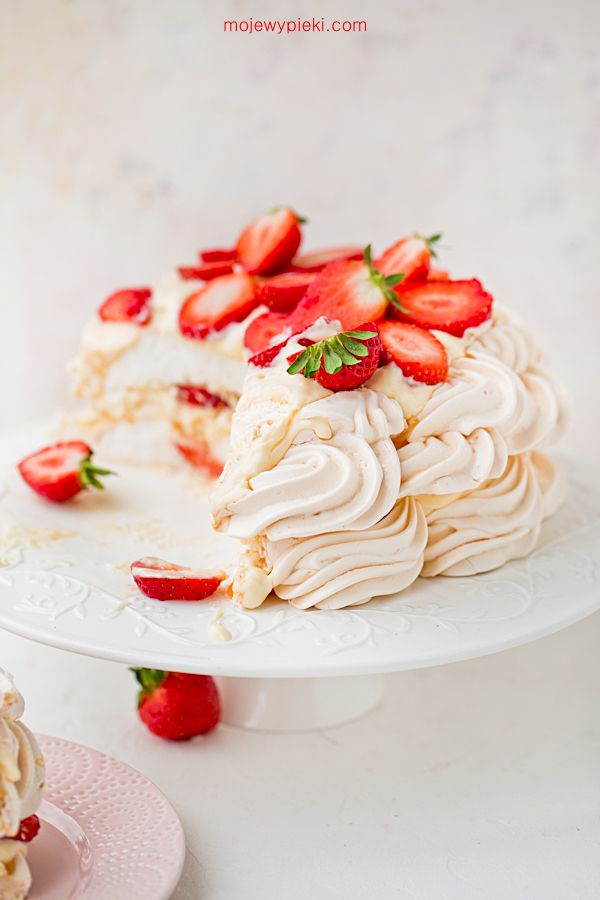 Meringue cake with custard and strawberries