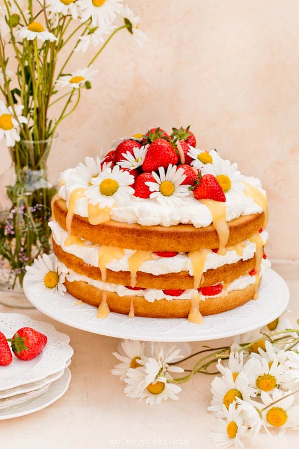 Strawberry and lemon curd cake