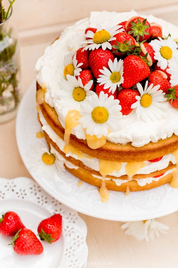 Strawberry and lemon curd cake